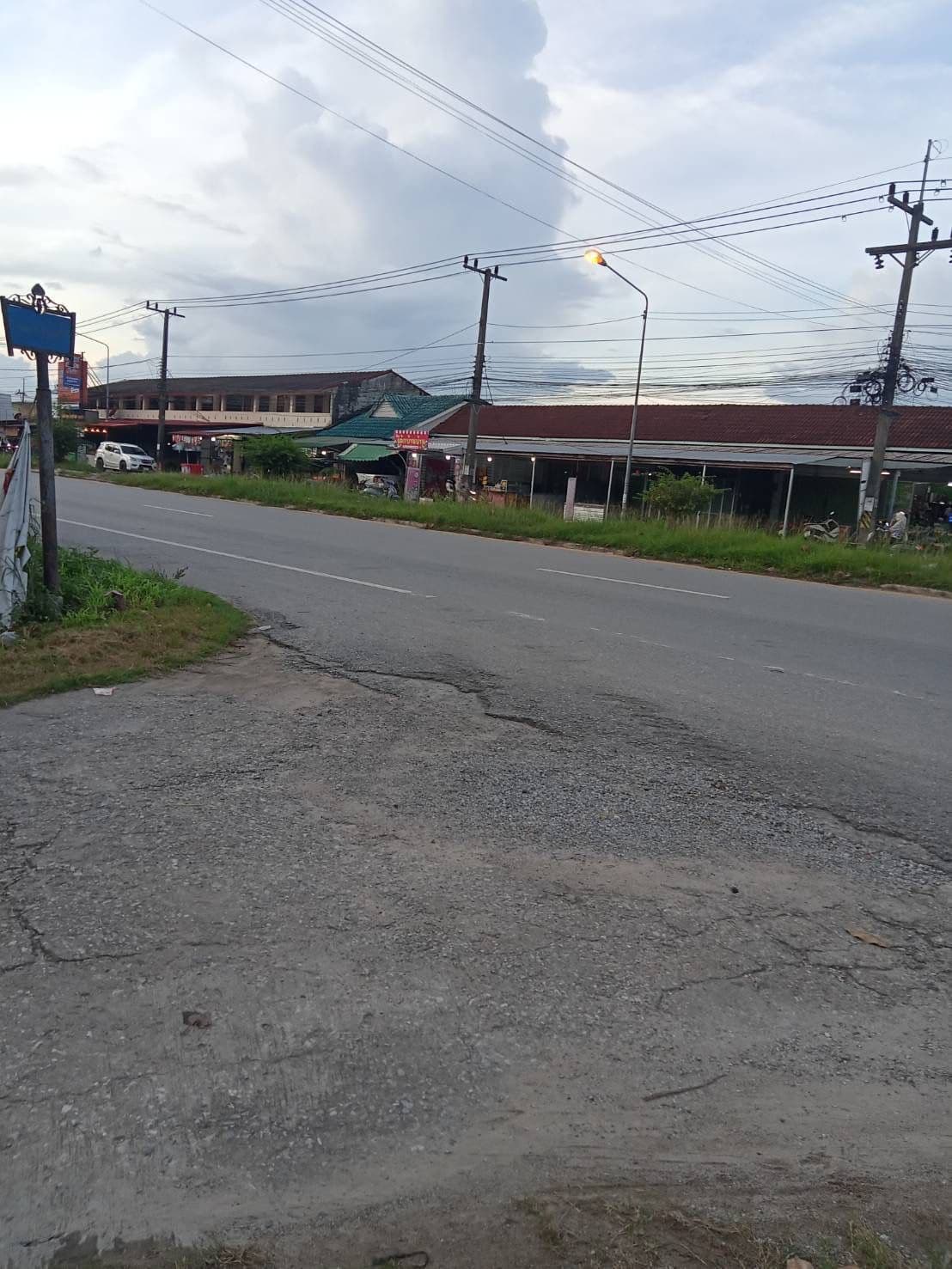 ขายที่ดินเปล่า 2 ห้อง (ถมที่แล้ว) ซอยโชคดี ตรงข้ามปั๊ม ปตท.