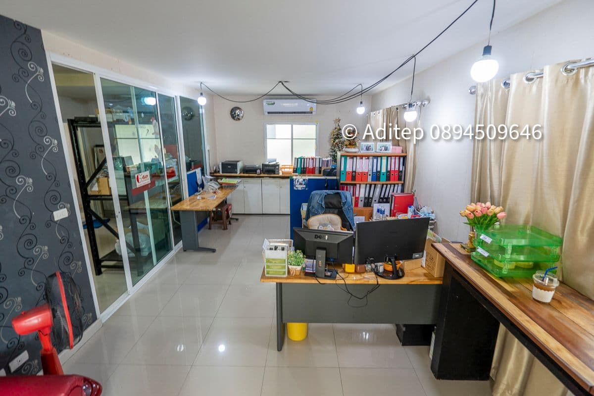 ขายบ้านเดี่ยว ภัสสร 19 วัชรพล-วงแหวน 53 ตร.ว. 3 ห้องนอน 2 ห้องน้ำ หลังมุมซอยต้นๆของโครงการ ตกแต่งเป็น Home Office มีเครื่องใช้สำนักงานพร้อมใช้ หมู่บ้านติดถนนจตุโชติ ใกล้ทางด่วน