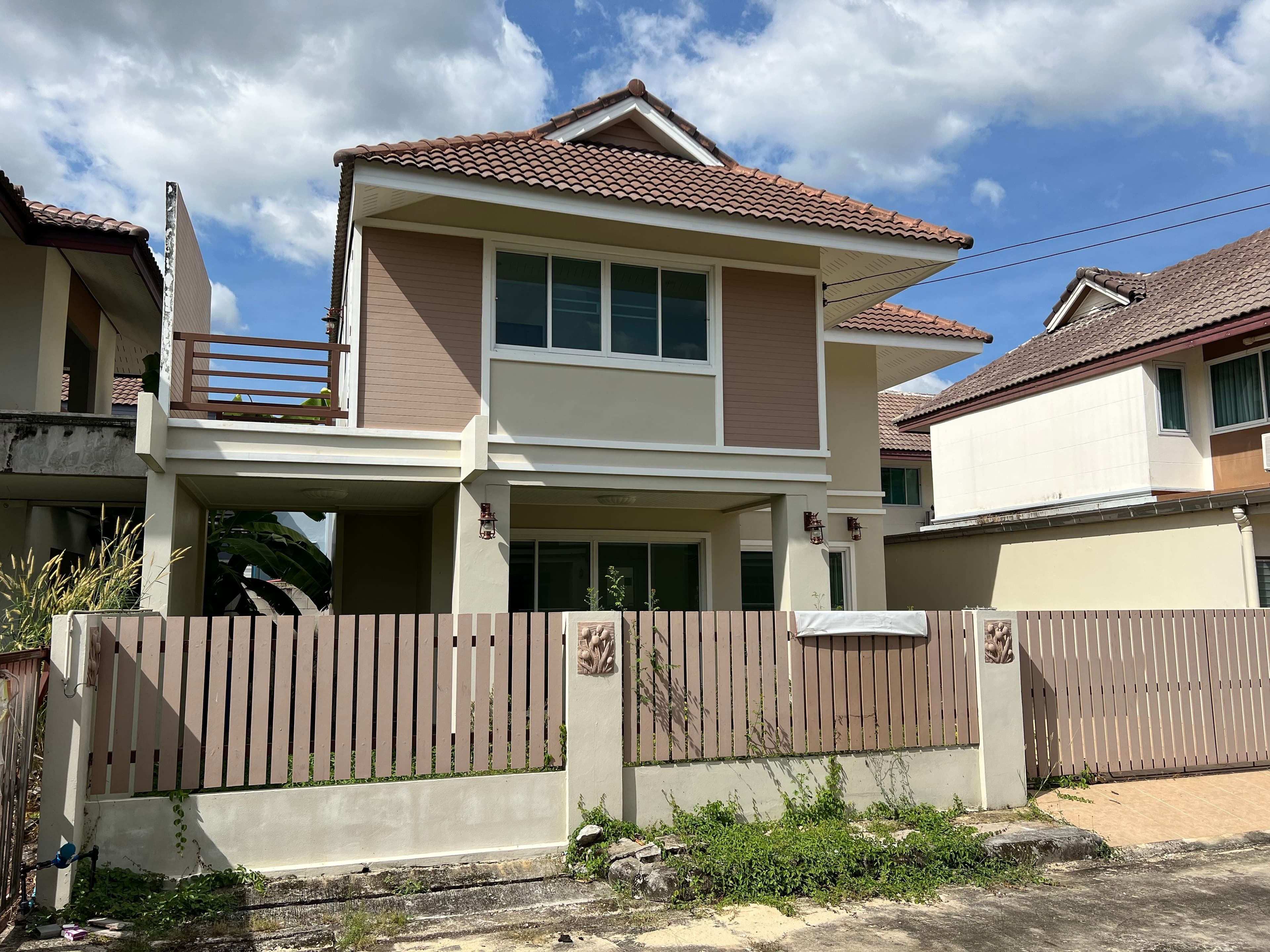 ขายบ้านเดี่ยวพร้อมอยู่ พร้อมที่ดิน ภายในหมู่บ้านนันทา อ.เมืองนครนายกทางเข้าเยื้องโรงเรียนนวมราชานุสรณ์