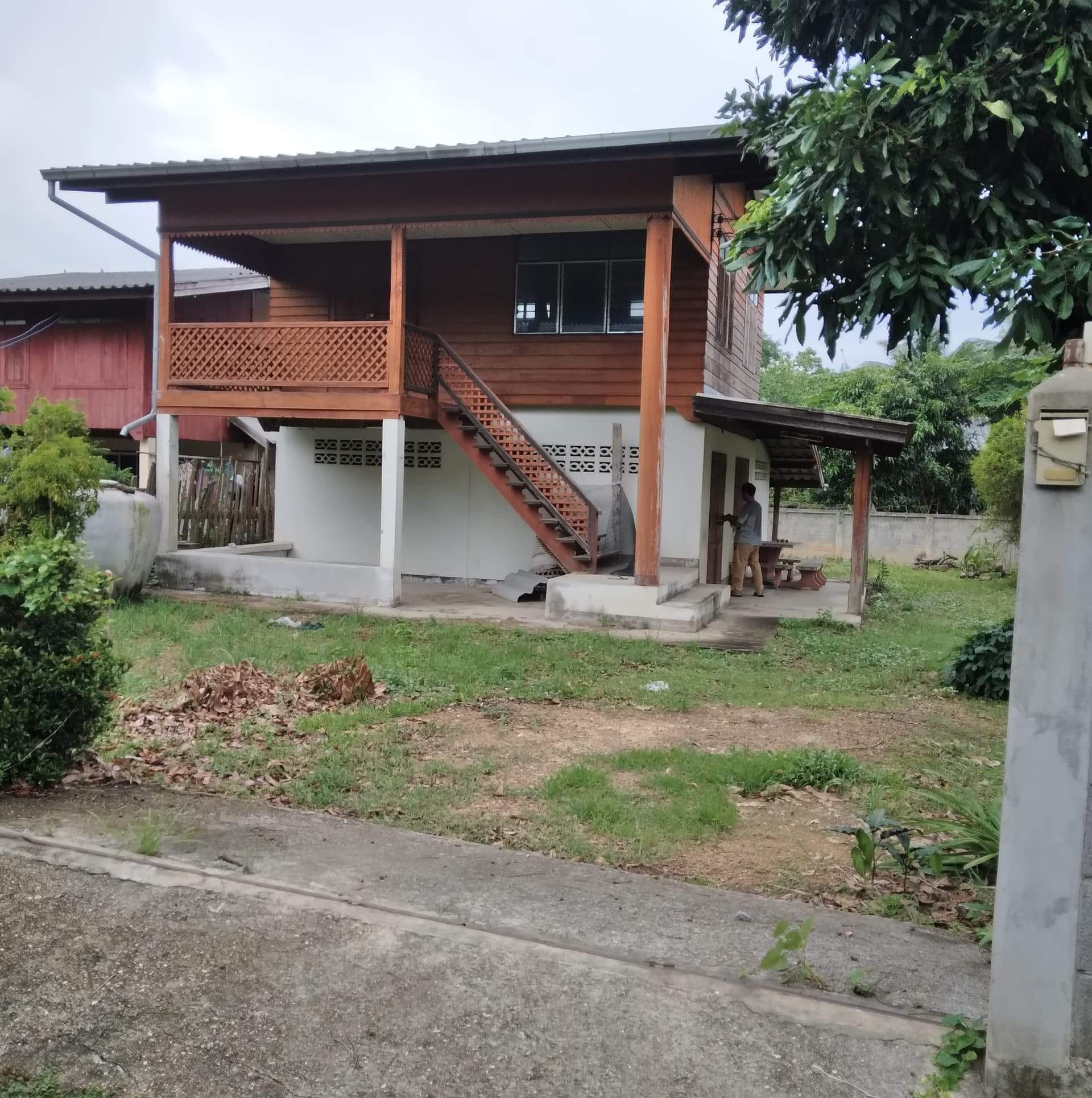 บ้านไม้สองชั้น พร้อมที่ดิน เถิน ลำปาง 110 ตรว.