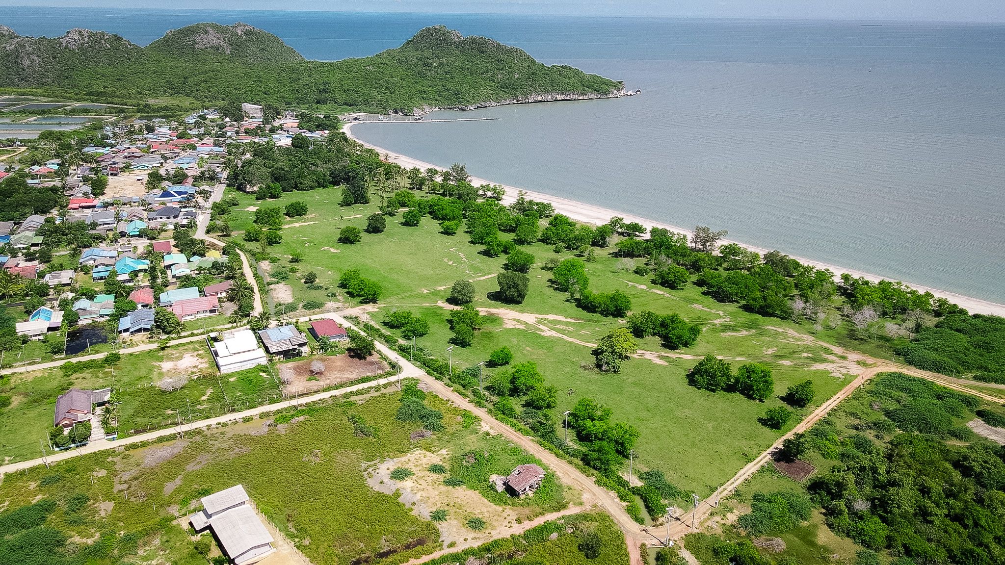 ที่สวยติดชายทะเล ชายหาดส่วนตัว หน้ากว้า 390 เมตร  เหมาะสำหรับสร้างโรงแรม บ้านพักตากอากาศ รีสอร์ท แบ่งล็อคขายเพื่อเพิ่มมูลค่า หรือซื้อเก็บไว้เพื่อทำกำไรได้
