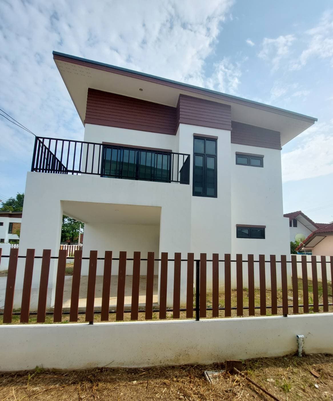 บ้านพร้อมอยู่สร้างใหม่ตั้งอยู่ใจกลางเมืองสันกำแพง