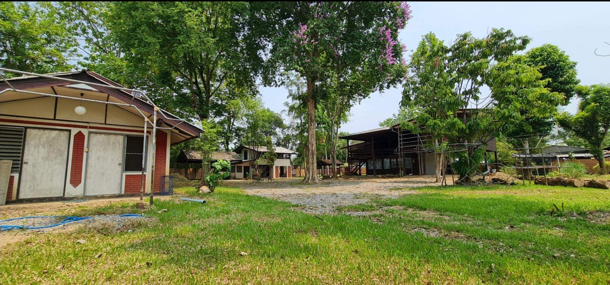 บ้านพักตากอากาศ 3 หลัง ในพื้นที่ 2 ไร่กว่าใกล้เมือง