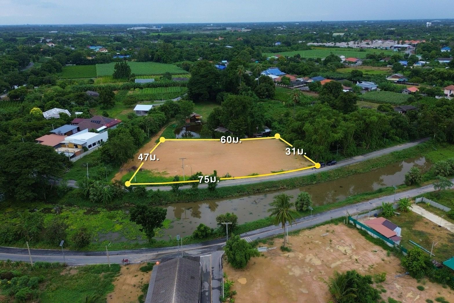 ขายที่ดินถมแล้ว 700 ตร.ว. หน้ากว้าง 75 ม. ติดคลองเจดีย์บูชา ใกล้ M81 – เหมาะสร้างโกดัง/ศูนย์กระจาย