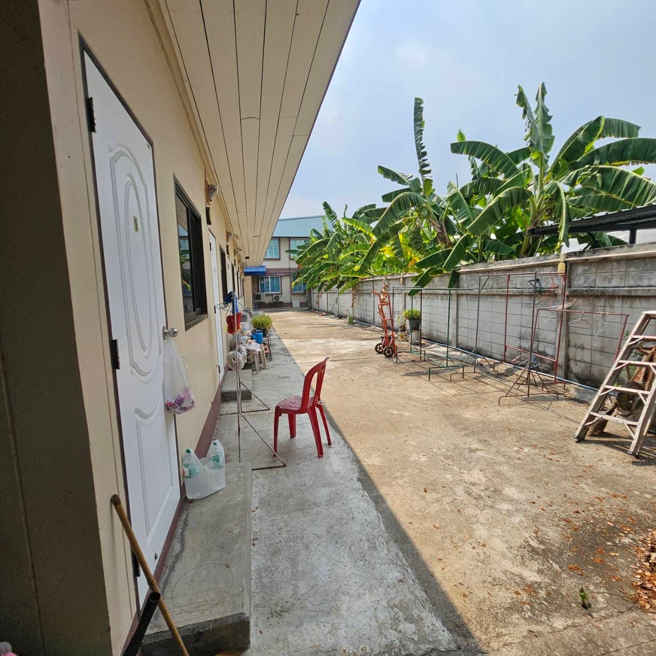 ขายที่ดิน  90 ตารางวา พร้อมห้องพัก  ซอยราษฎร์อุทิศ 60 เขตมีนบุรี กรุงเทพ