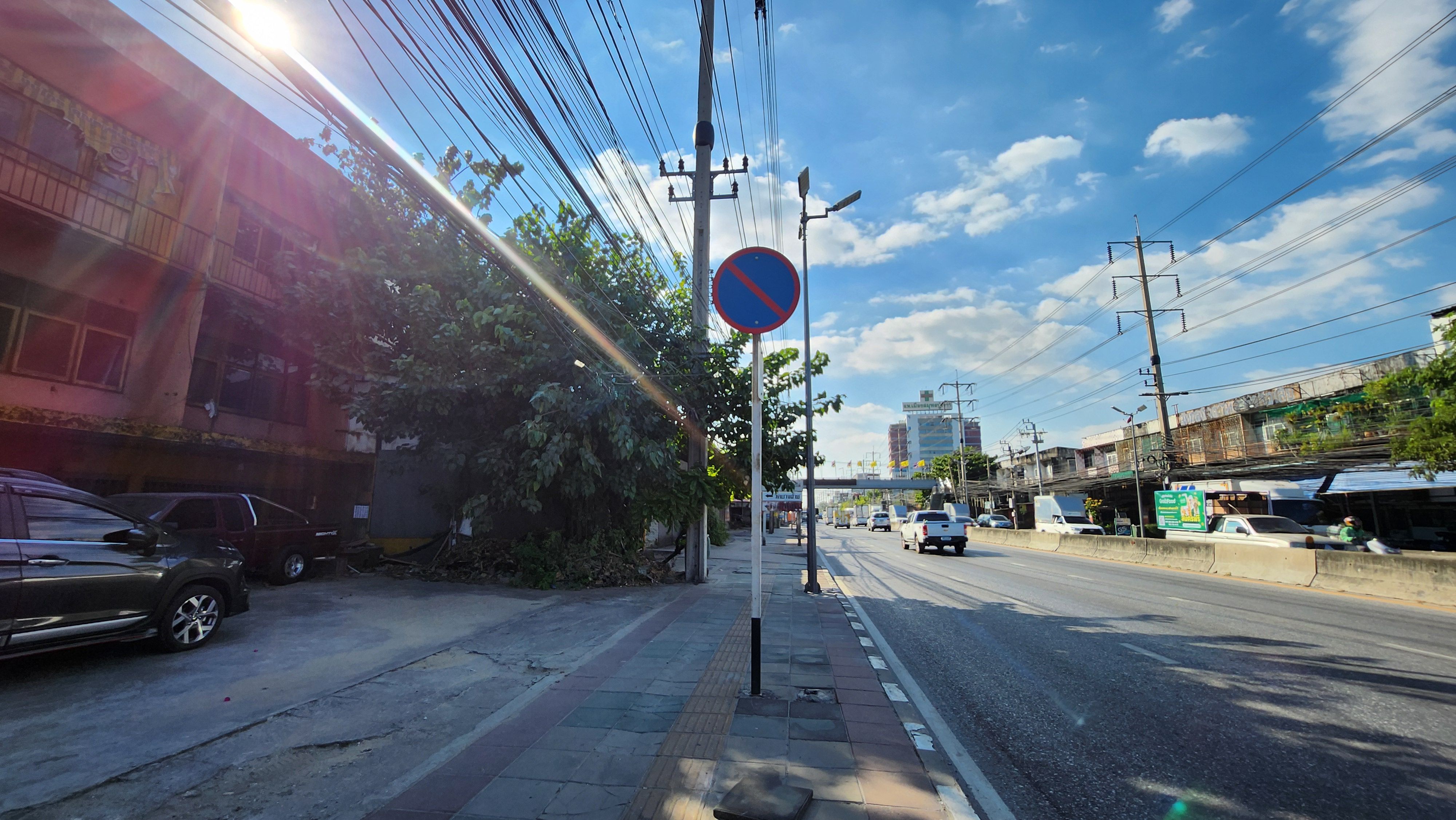 ที่ดิน+สิ่งปลูกสร้าง//ถ.ปู่เจ้าฯ_ตรงข้ามรพ.เมืองสมุทร_ติดถนน 