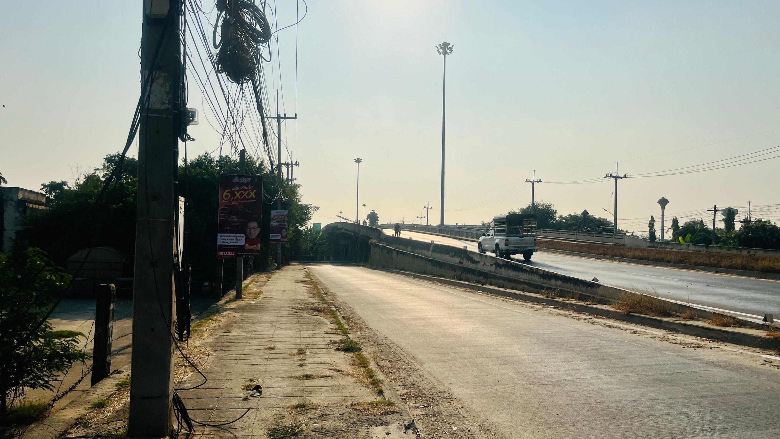 ที่ดินสวยติดถนน,ทำเลดี