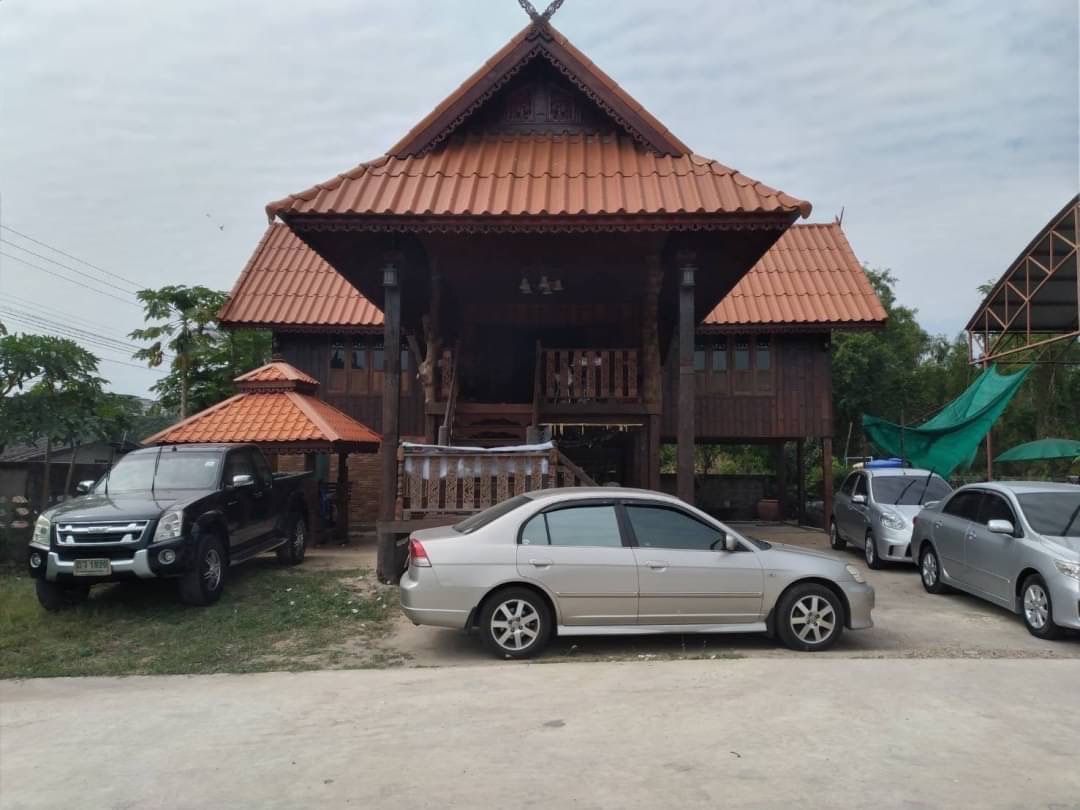 ขายโกดังพร้อมบ้านทรงไทย เนื้อที่ 1 ไร่เต็มครับ