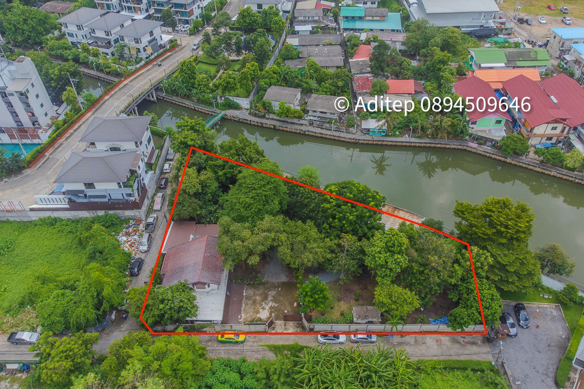 ขายบ้านพร้อมที่ดินแปลงใหญ่ 549 ตร.ว. ลาดพร้าว 107 ซอยเดียวกับมหาวิทยาลัยรัตนบัณฑิต (RBAC)