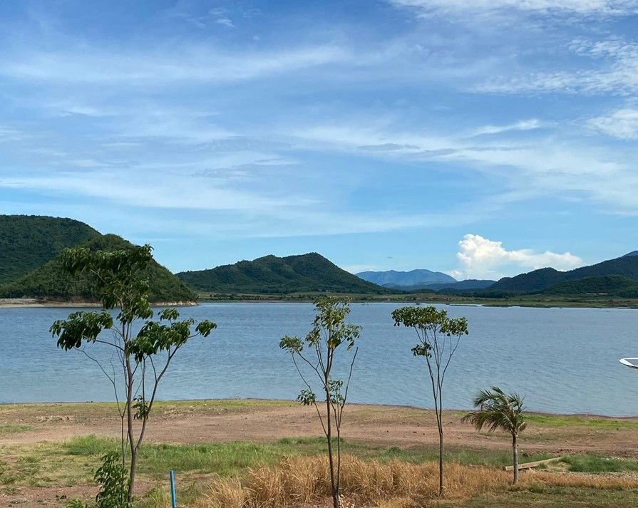 ขายที่ดินกาญจนบุรี ที่ดินแปลงใหญ่ ทำเลทอง เหมาะลงทุนมาก ติดกับอ่างเก็บน้ำห้วยกระพร้อย กาญ 371-1-91