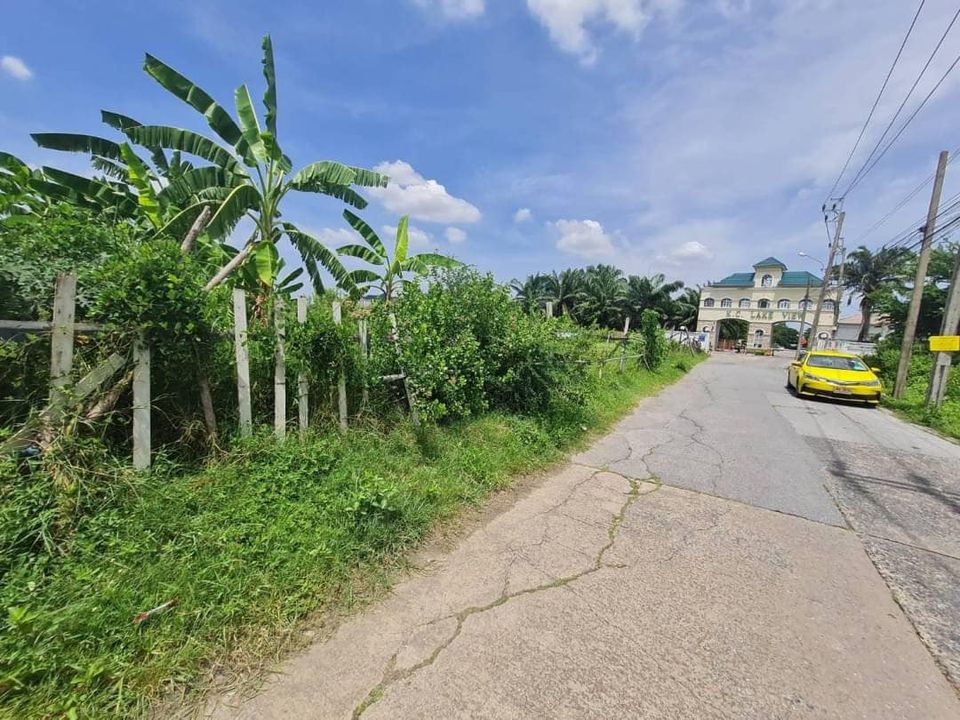 ขายที่ดินสวยติดทะเลสาปราคาถูก ในหมู่บ้านพฤษชาติ  บึงกุ่ม กทม 303 ตรว.