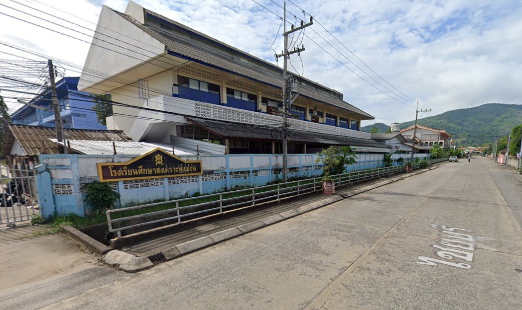 บ้านพร้อมที่ดิน อยู่ตรงข้ามโรงเรียนศึกษาสงเคราะห์แม่จัน 0-1-31