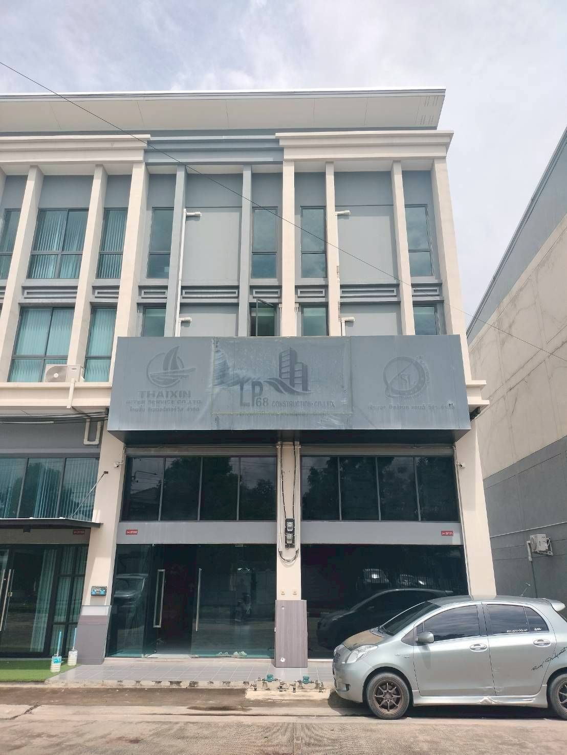 โอกาสทองของนักลงทุนและผู้ประกอบการ! อาคารพาณิชย์ 3.5 ชั้น ติดถนนใหญ่ ใกล้แหล่งชุมชน