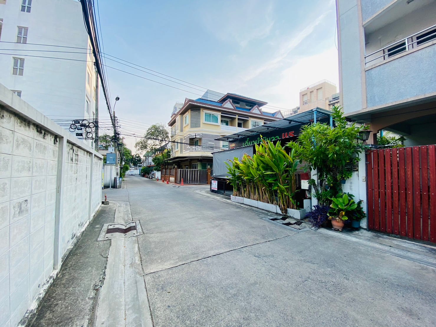 ขาย ที่ดิน ติดถนน 3 ด้าน หลัง ม.หอการค้า เนื้อที่ 84 ตร.วา ห้วยขวาง สุทธิสาร