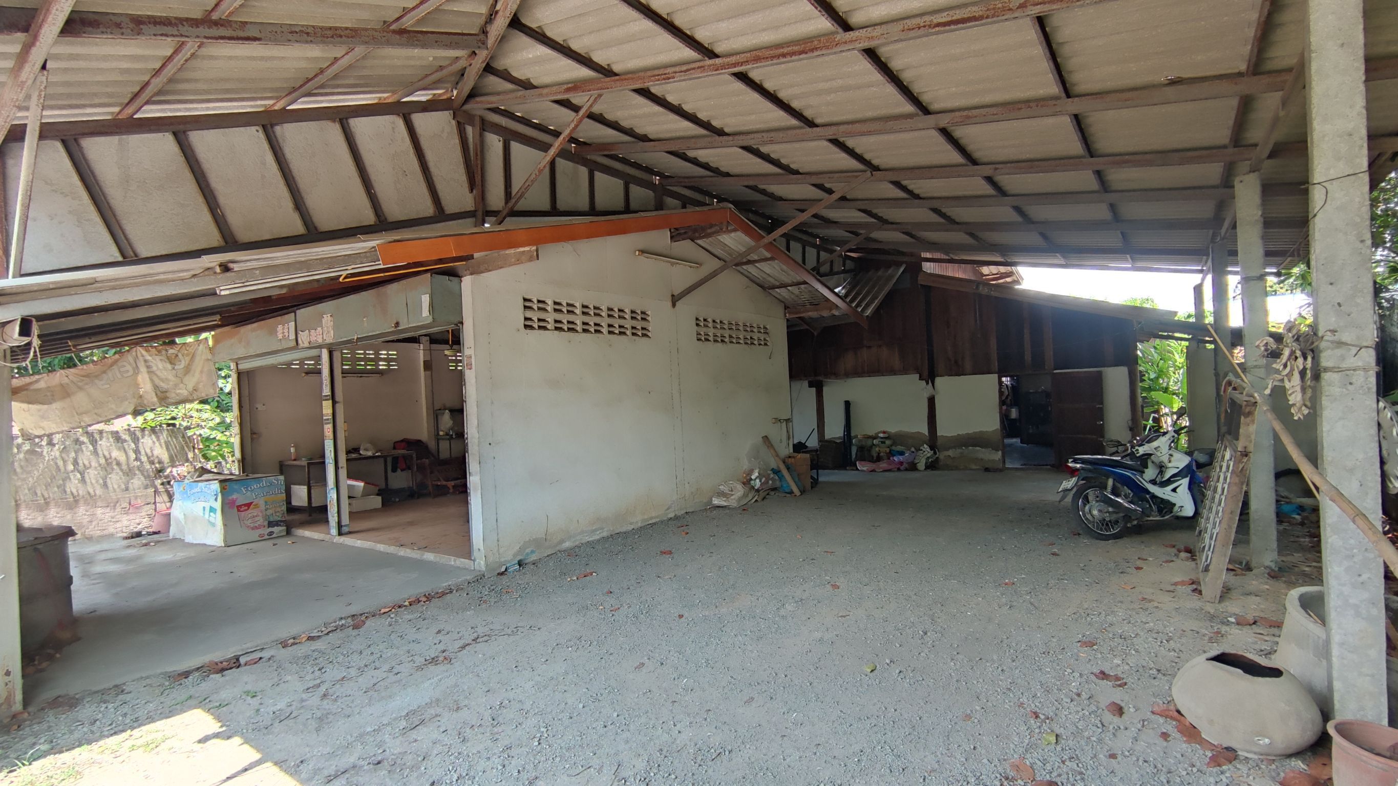  บ้านพร้อมที่ดิน 104 ตร.ว. 2นอน2น้ำ (เหมาะทำกิจการหรือโกดังเก็บของ ติดถนนในหมู่บ้าน)