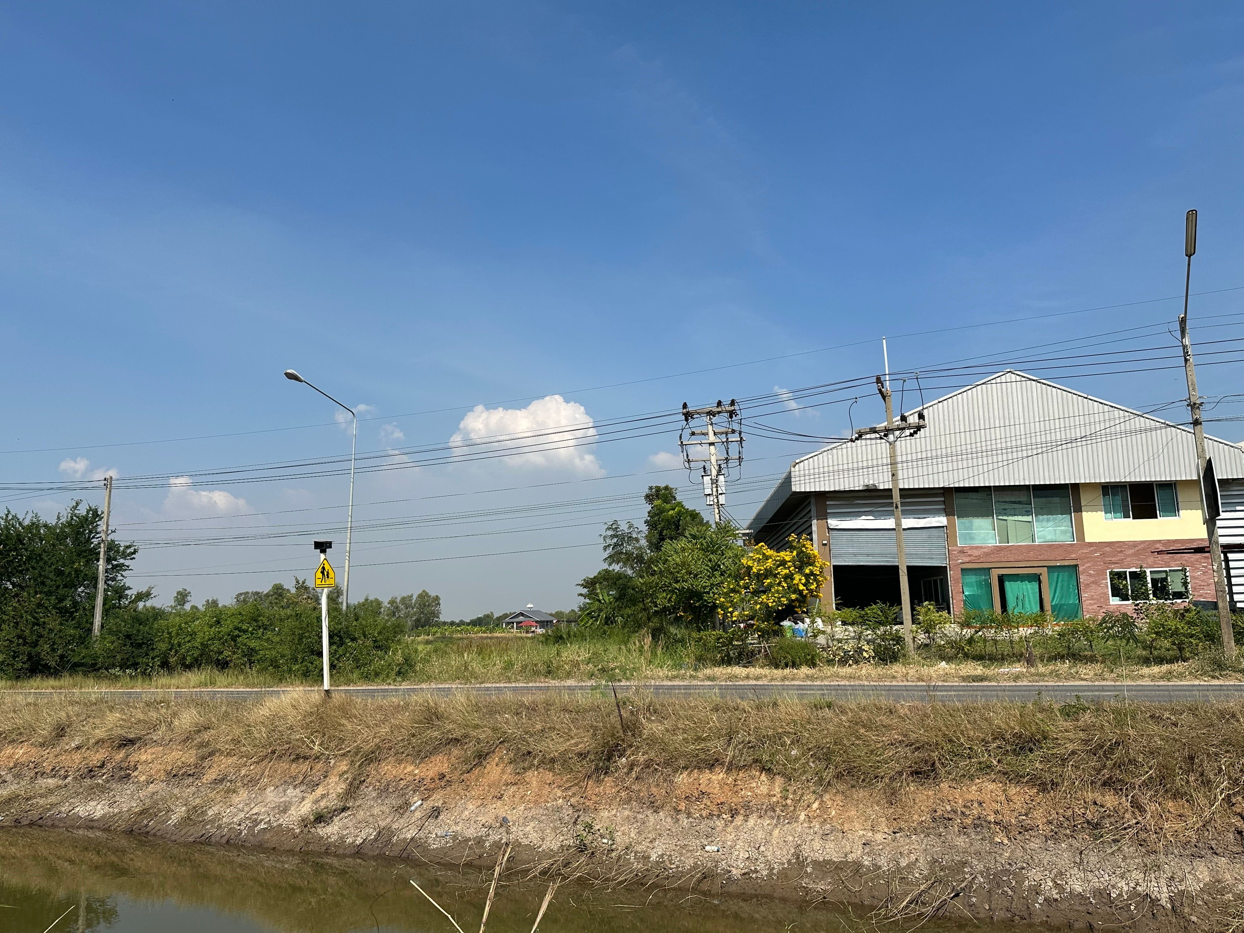 ที่ดินสวยอยุธยา หน้ากว้าง 83 เมตร เหมาะทำหมู่บ้าน โกดังเช่าสินค้า ฯลฯ
