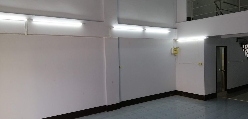 อาคารพาณิชย์ 3 ชั้นครึ่ง อ.บ้านโป่ง 42.5 ตรว.