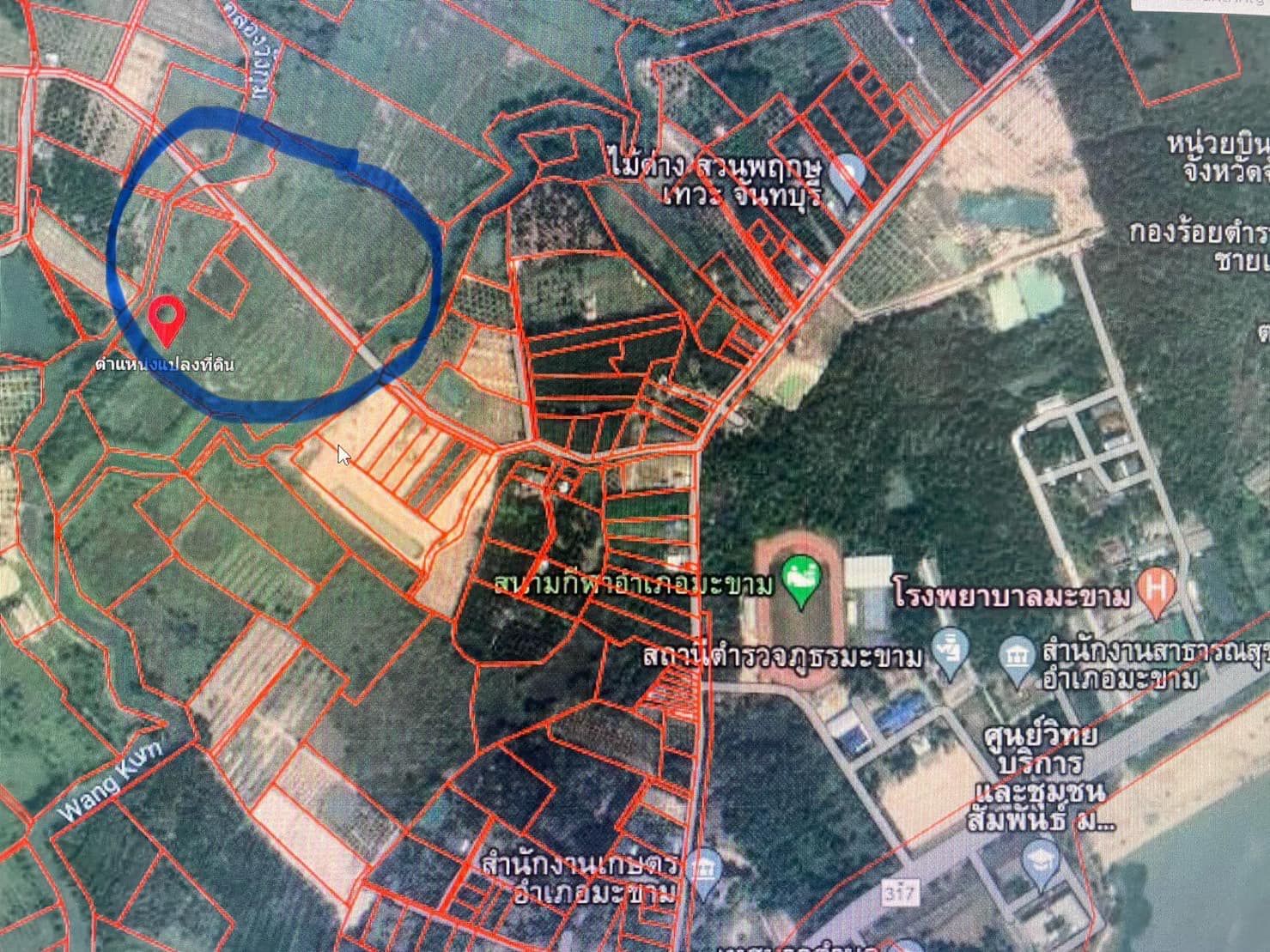 ที่ดินสวยและบรรยากาศดีมาก มีถนนผ่ากลาง อยู่หลังโรงพยาบาลมะขาม