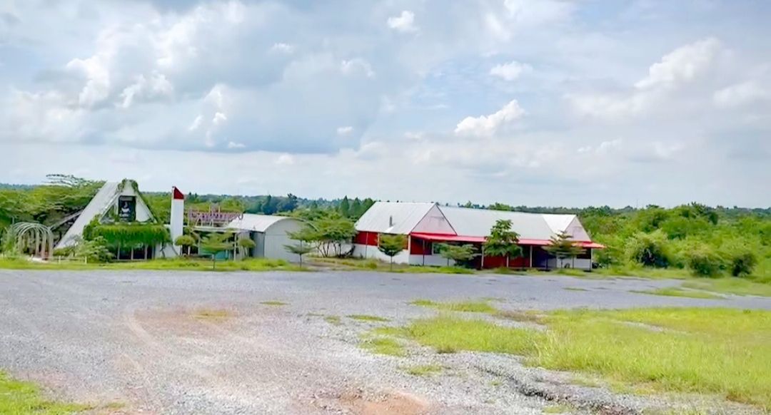 ขายไร่ภูน้ำพอง สถานที่ท่องเที่ยวเชิงเกษตร ติดถนนทางหลวงหมายเลย 2 สายมิตรภาพ จากขอนแก่นมุ่งหน้าจ.อุดรธานี ก่อนถึงแยกเข้าเขื่อนอุบลรัตน์ อ.น้ำพอง จ.ขอนแก่น 