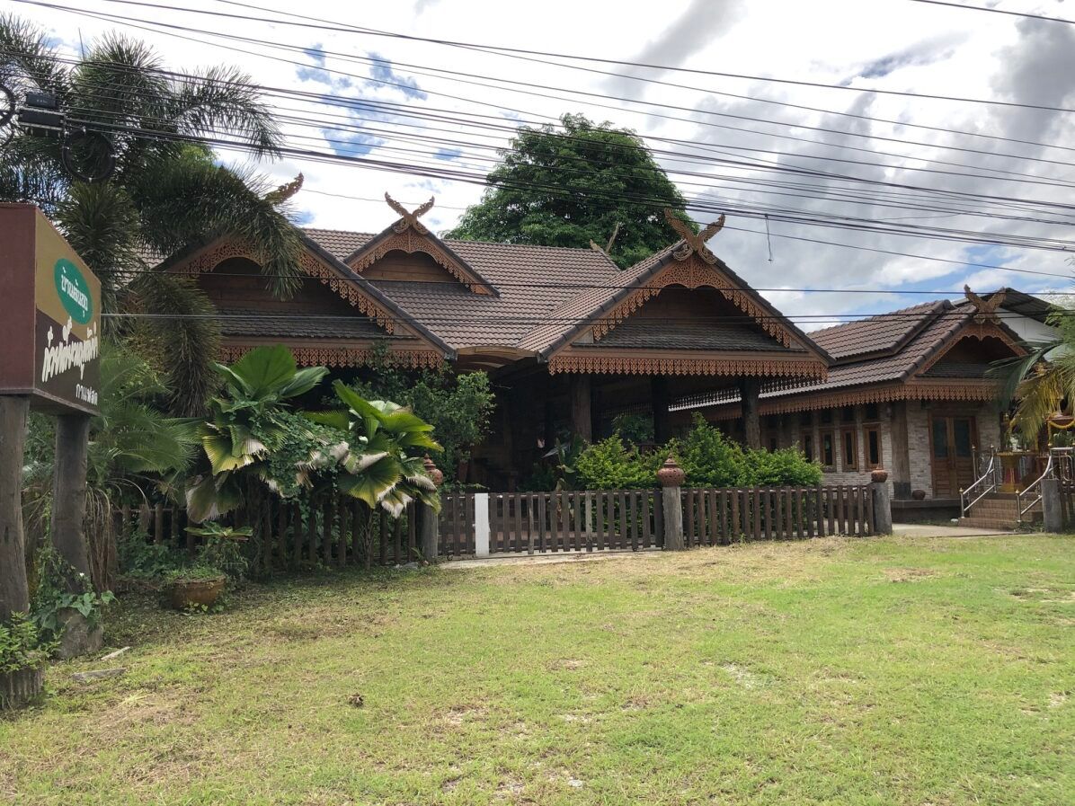 ขายบ้านเชียงราย พร้อมกิจการร้านอาหารสไตล์ล้านนา ติดถนนพหลโยธิน แม่ลาว เชียงราย 0-2-50 ไร่.