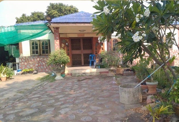 บ้านพร้อมที่ดินทำเลดี ใกล้สนามกอล์ฟรอแยลเมืองราชบุรี