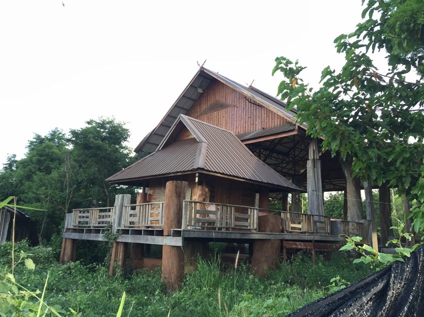 ขายบ้านไม้สักพร้อมที่ดินเนื้อที่ 3 ไร่ 1 งาน 55 วา ติดถนน ติดคลองชลประทาน ใกล้โรงงานไทยแอร์โร่