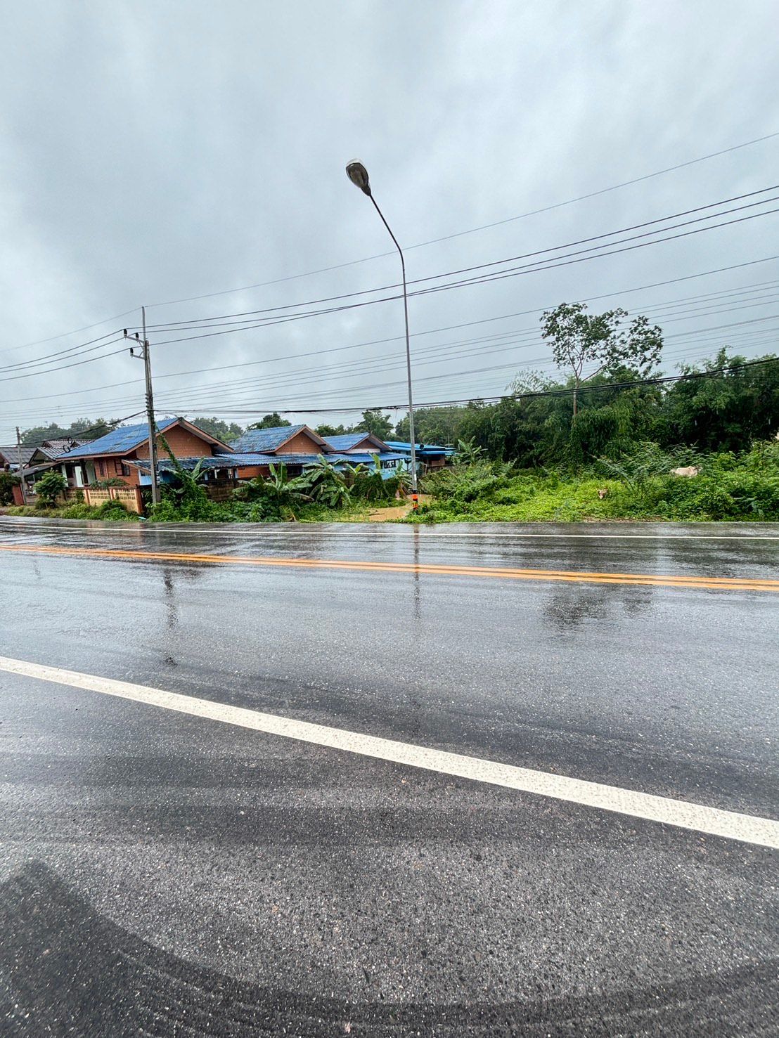 ที่ดินทำเลดี ติดถนนใหญ่ น้ำไม่ท่วม ถมที่ให้เรียบร้อย เหมาะแก่การสร้างบ้าน หรือ ห้องพักให้เช่า