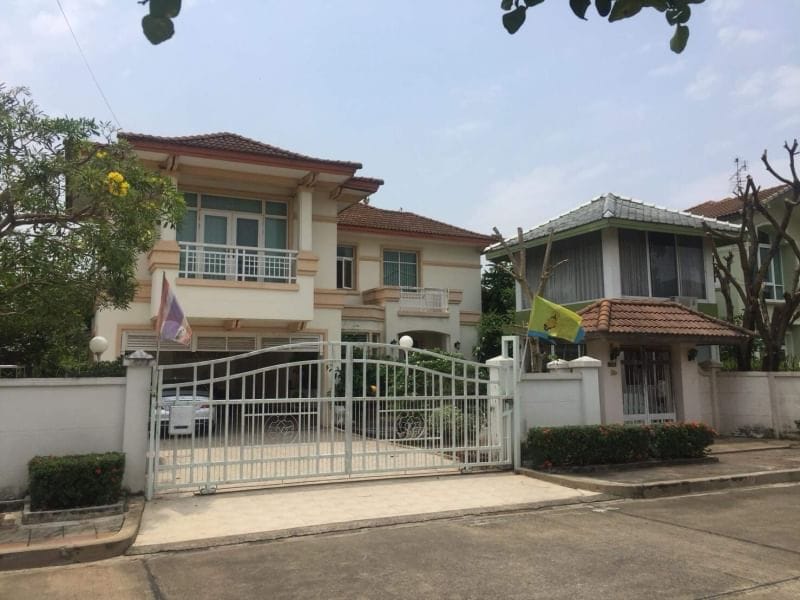 บ้านหลังงาม ค่อนข้างใหญ่สไตล์พักผ่อน ในสนามกอล์ฟธัญธานี  ประหยัดพลังงาน