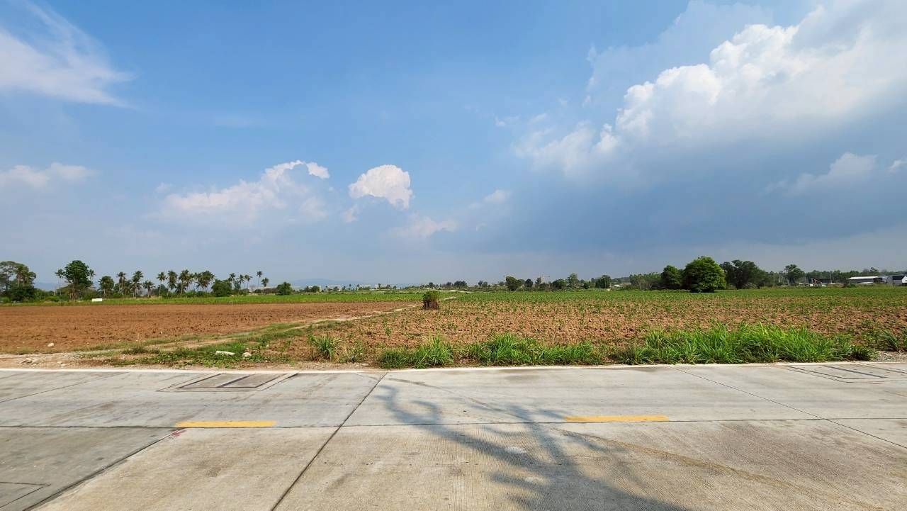 ขายที่ดิน 42-2-18 ไร่ ผังสีส้ม ศรีราชา-นาพร้าว ใกล้อ่างเก็บน้ำบางพระ, เจปาร์ค, มอเตอร์เวย์