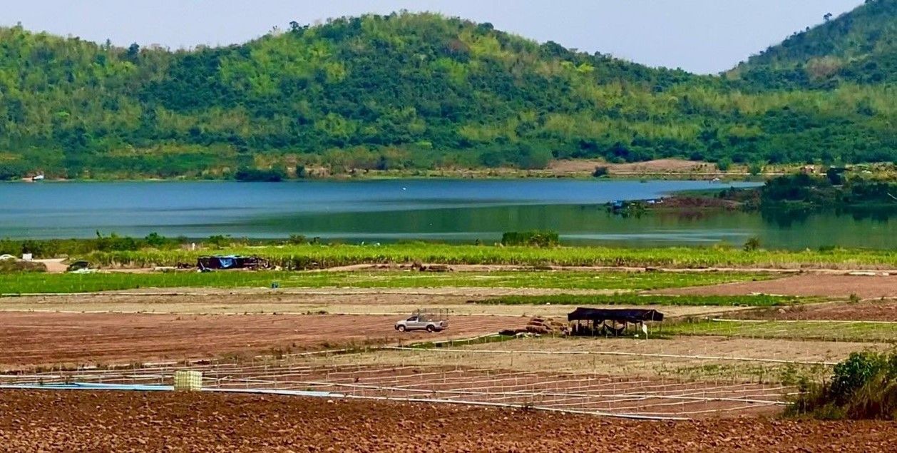 ขายที่ดินกาญจนบุรี ที่ดินแปลงใหญ่ ทำเลทอง เหมาะลงทุนมาก ติดกับอ่างเก็บน้ำห้วยกระพร้อย กาญ 371-1-91