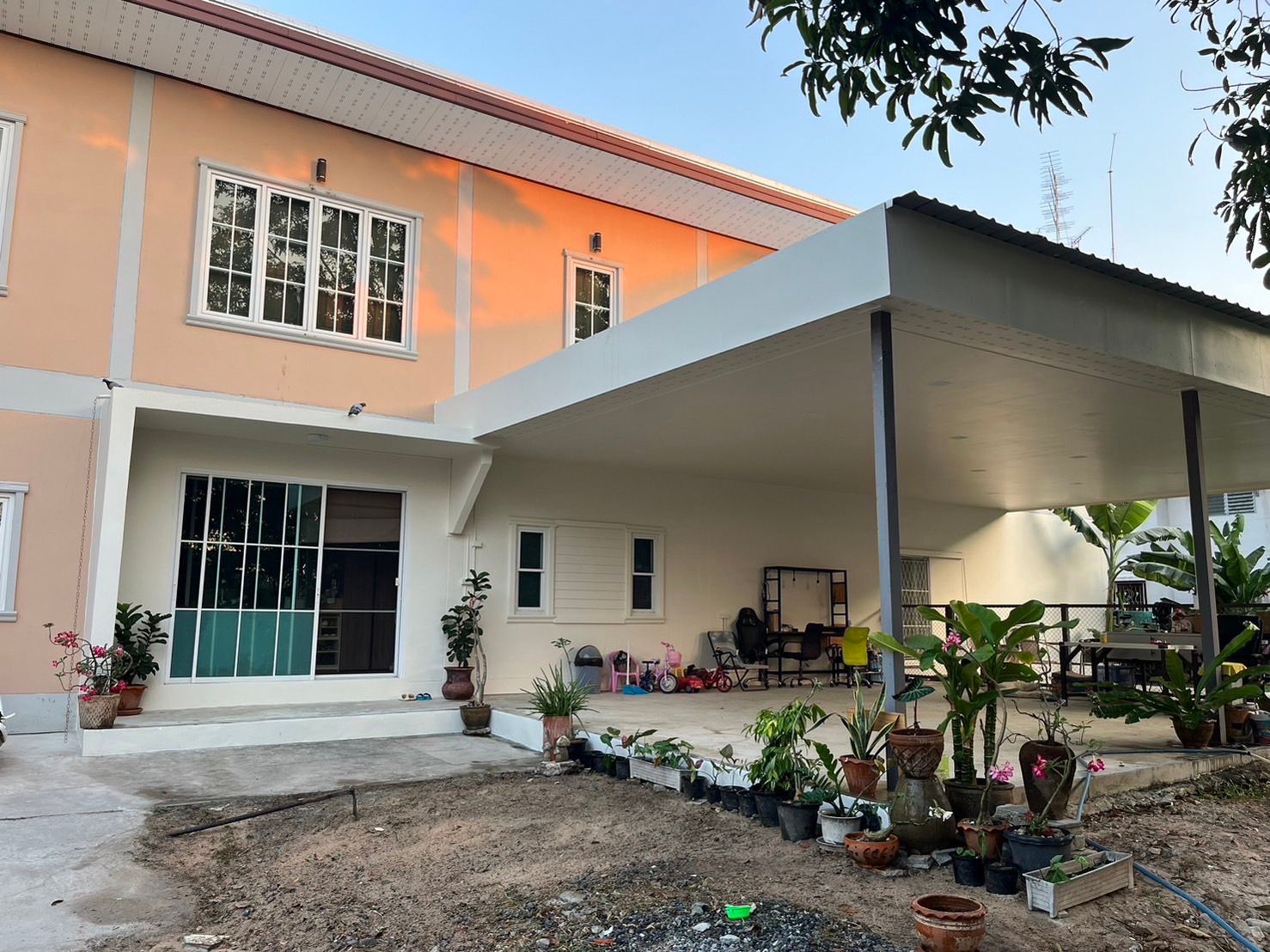 ข้านพร้อมที่ดินสองชั้นใกล้เซ็นทรัลศรีราชา