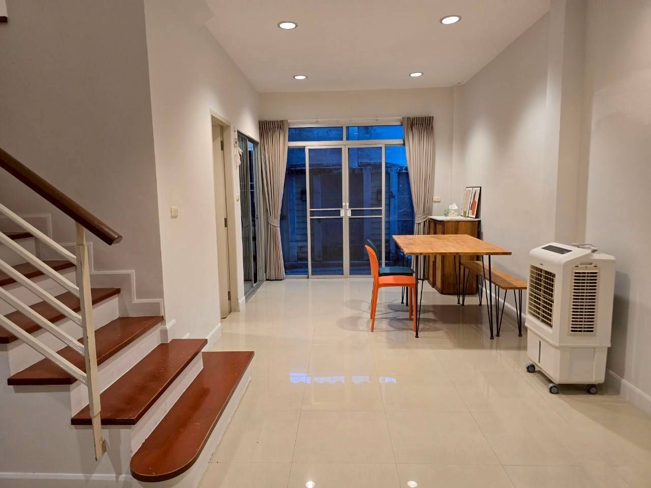 ทาวน์โฮม 3 ชั้น ใจกลางย่าน สาทร-ตากสิน ใกล้ bts วุฒากาศ