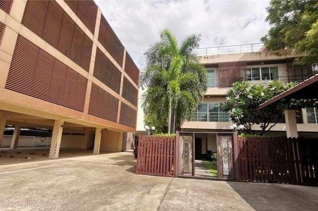 ขายบ้านกรุงเทพฯ เขตพระโขนง บ้านสวย ใหญ่ ใจกลางเมือง เดินทางสะดวก แหล่งอำนวยความสบายรอบด้าน
