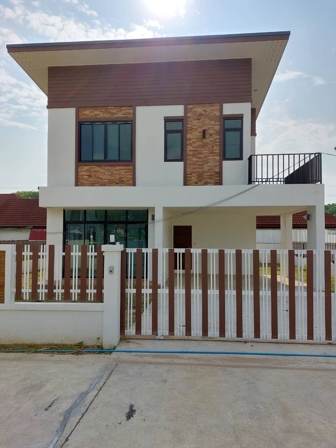 บ้านพร้อมอยู่สร้างใหม่ตั้งอยู่ใจกลางเมืองสันกำแพง
