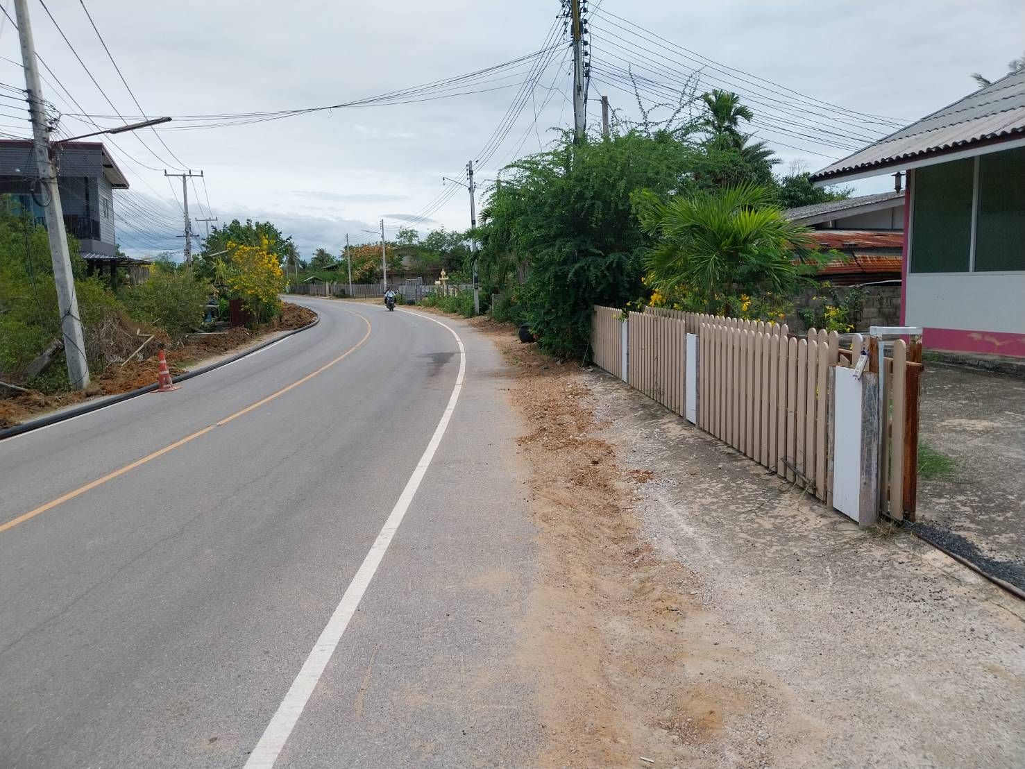 ขายที่ดินสวย ในราคาสุทธิเท่าราคาประเมินรัฐ ติดถนน 1 ด้านหน้ากว้าง 40 เมตร ด้านหลังติดคลอง  
