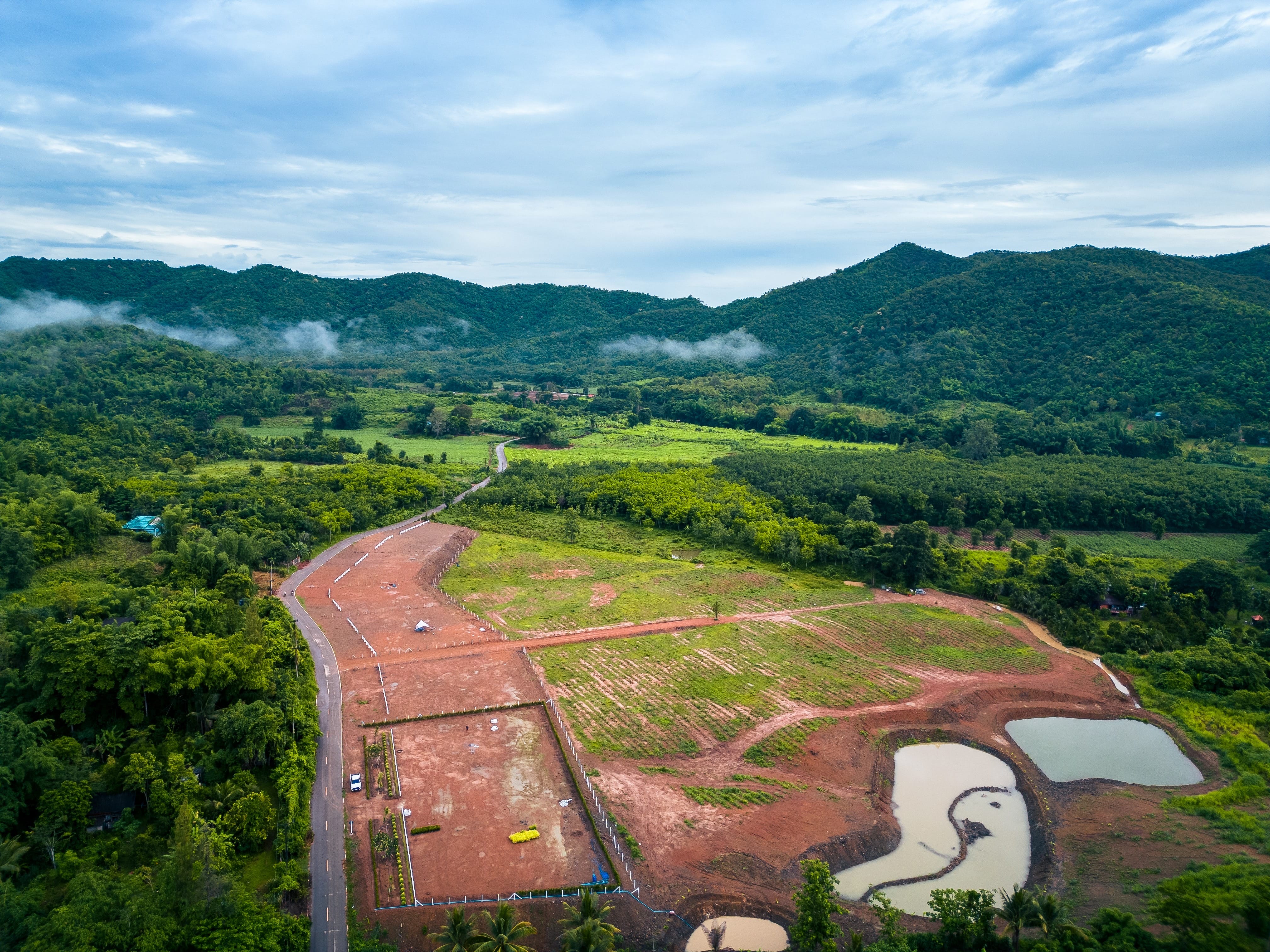 วิวเขาสวยงาม 360 องศาใกล้ที่ท่องเที่ยวน้ำตกน้ำพุร้อนทะเล