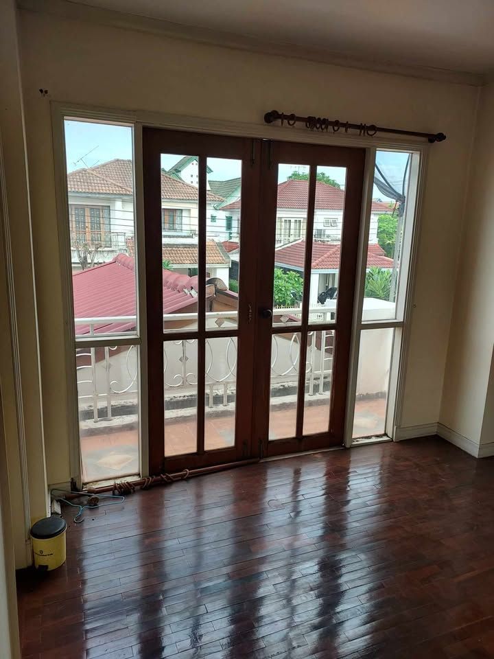 ขายบ้านพร้อมที่ดินกรุงเทพฯ เขตคลองสามวา. บ้านมือสองวัชรพล บ้านสวย ทำเลงาม เดินทางสะดวก 0-0-51 ไร่.