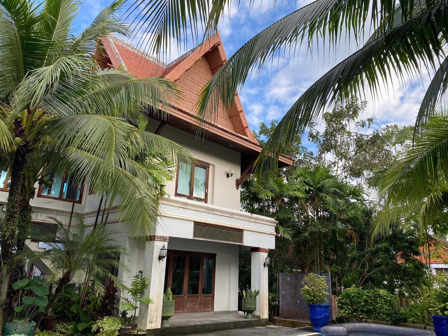 บ้านและที่ดิน พร้อมสระว่ายน้ำขนาดใหญ๋ แถมเฟอร์นิเจอรืให้ฟรี จ.ภูเก็ต เนื้อที่ 107.6 ตรว.
