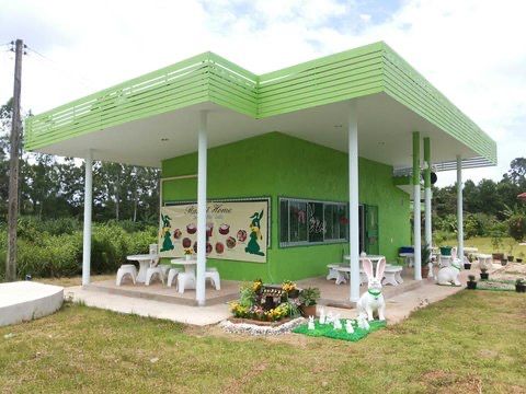 ขายที่ดินถมแล้วพร้อมบ้านและร้านอาหาร ริมถนนใหญ่ 4 เลน ใกล้ทะเลและสนามบิน
