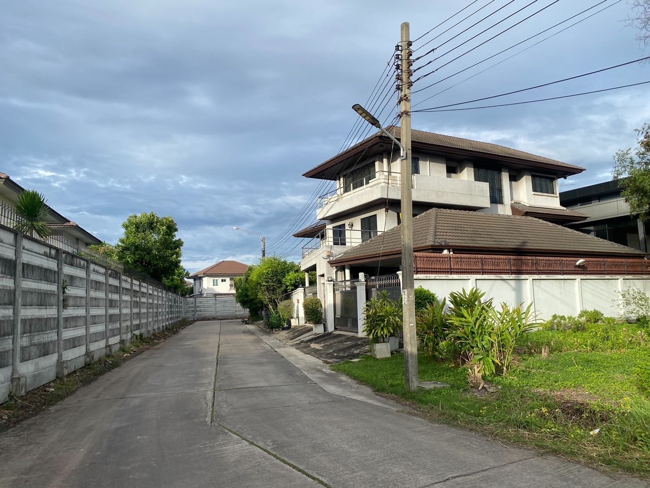 ที่ดินในเมืองทอง ถมแล้ว สะดวกเดินทาง พร้อมสร้าง
