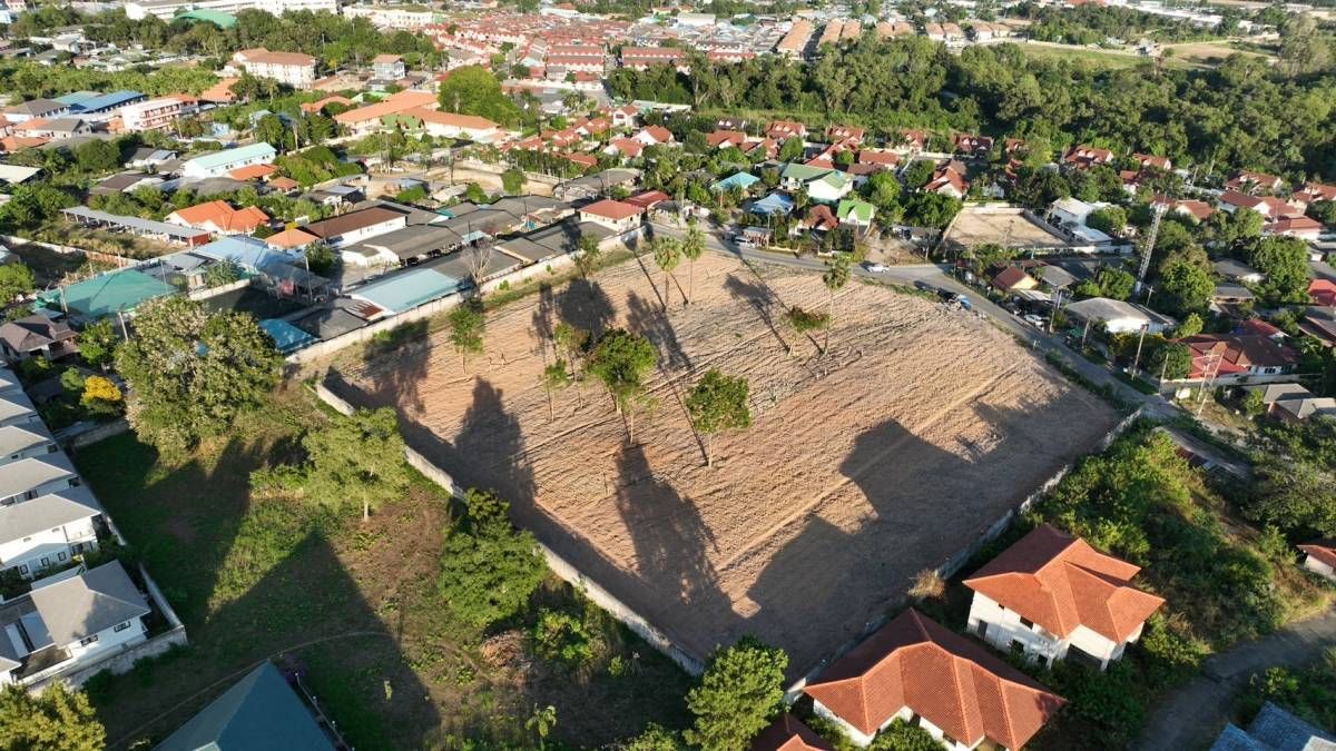 ขายที่ดินเปล่า พัทยากลาง ติดถนนพัฒนาการ 1  ติดหมู่บ้านและแหล่งสาธารนูปโภค 