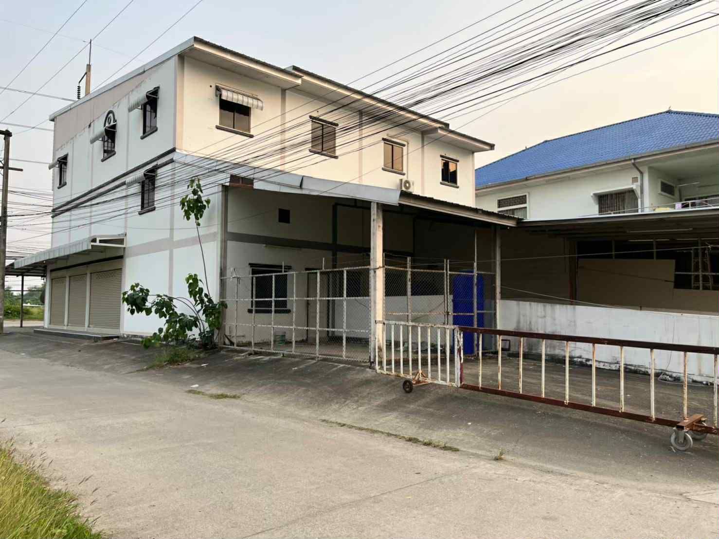 ขายที่ดินพร้อมตึกแถวสองชั้นครึ่ง หนึ่งหน้าห้อง ติดถนนใหญ่ อำเภอสันทราย