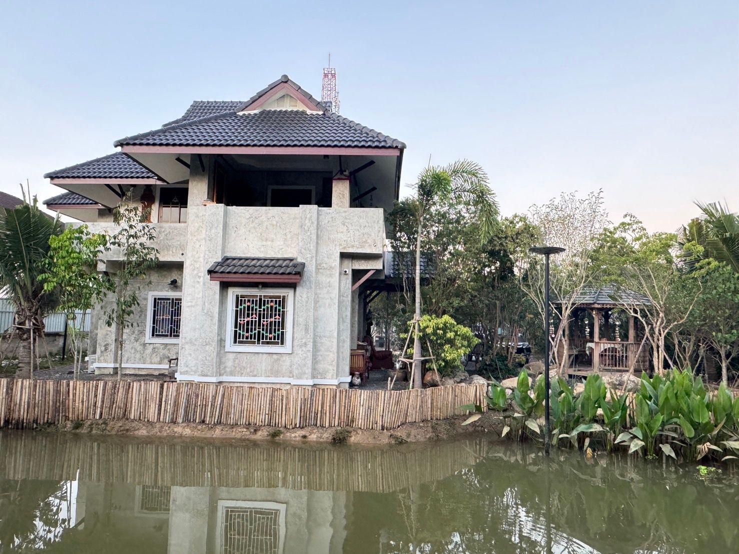 ขายบ้านเชียงใหม่ อำเภอสารภี บ้านสวนพร้อมที่ดินแปลงสวย ทำเลงาม บรรยากาศดีมาก 