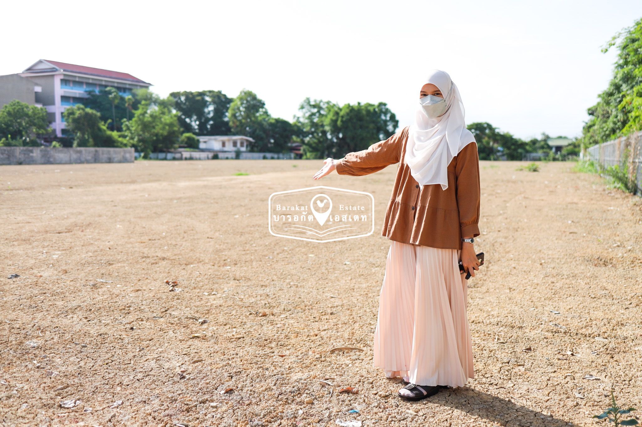 ให้เช่า ที่สวยถมแล้ว ทำเลดี หน้าติดถนนใหญ่ หลังติดคลอง ใกล้ร้านอาหาร สนามฟุตบอล โรงเรียน  