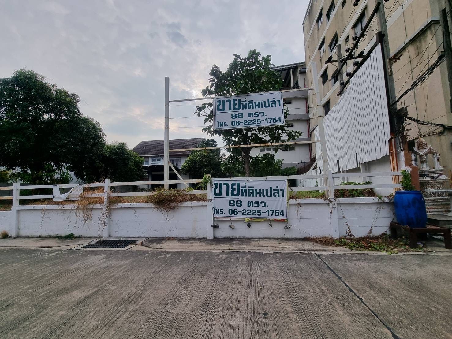 ขายที่ดินกรุงเทพฯ เขตบางกะปิ ที่ดินเปล่า ใกล้โรงเรียนบริบาล เดอะ พาเร้นท์ อยู่ในซอยลาดพร้าว น่าลงทุนมาก 0-0-88 ไร่.