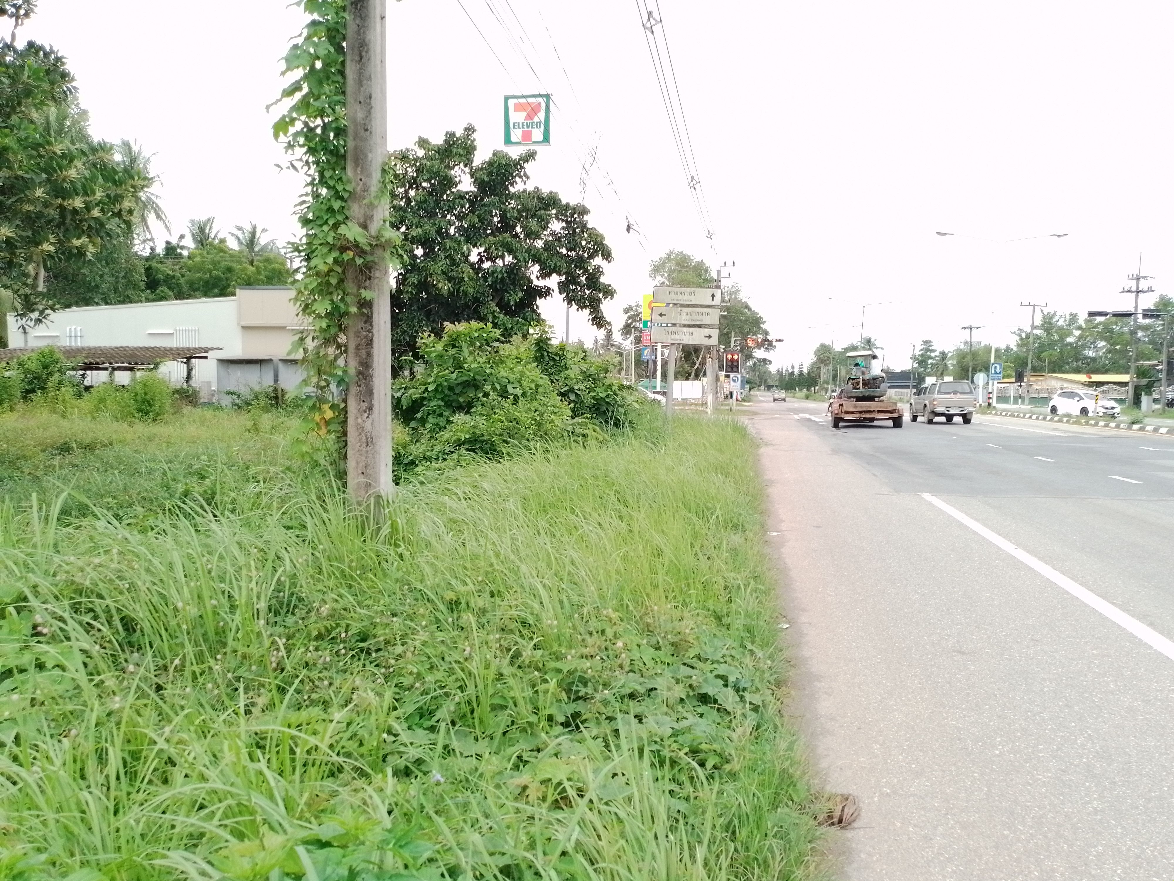ขายที่สวยข้างเซเว่น 4แยกนาทุ่ง จ.ชุมพร หน้ากว้างติดถนนใหญ่ 28 เมตร