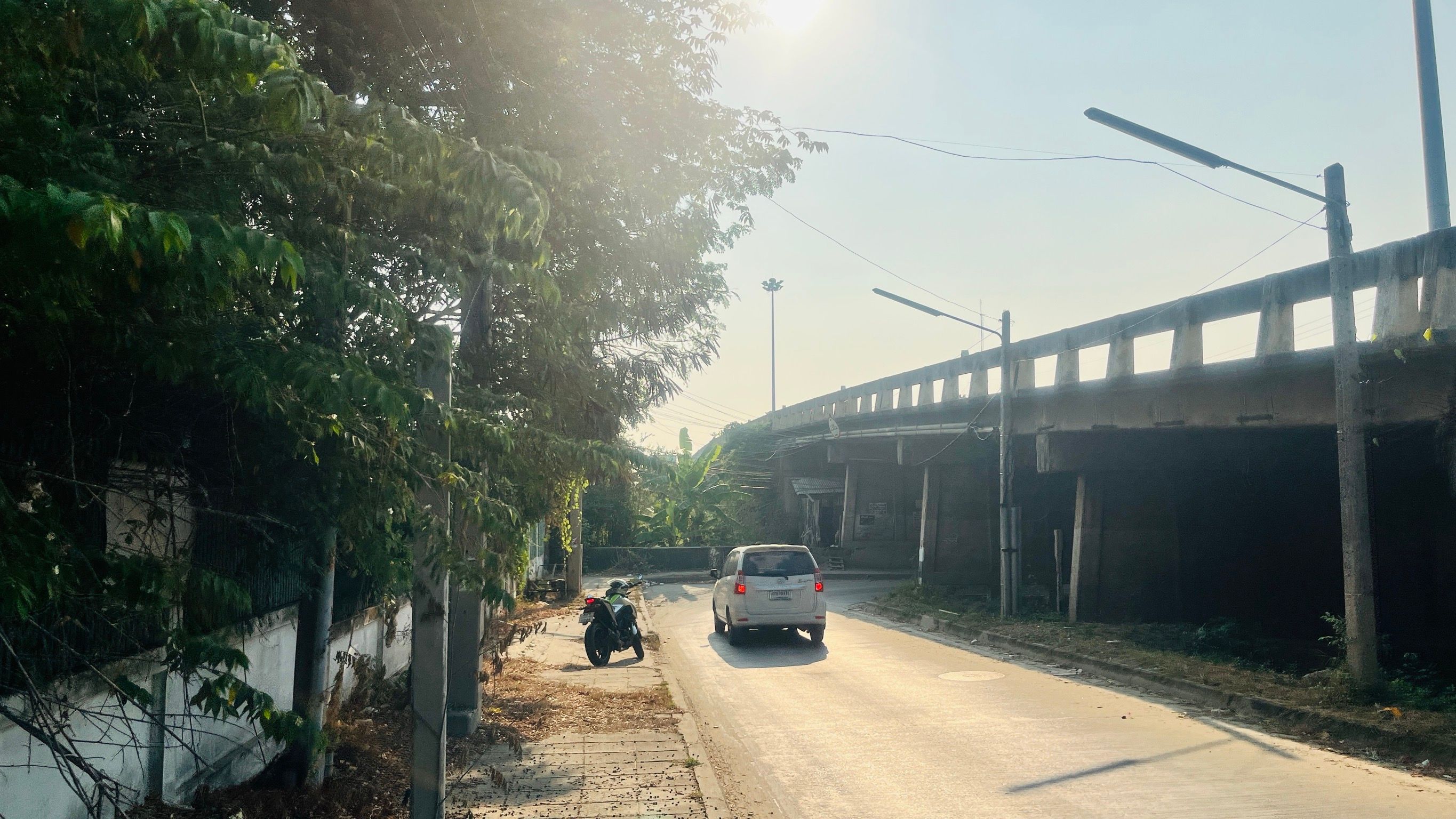 ที่ดินสวยติดถนน,ทำเลดี