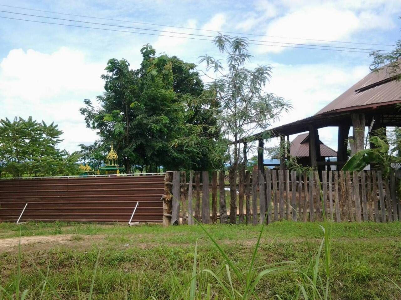 ขายบ้านไม้สักพร้อมที่ดินเนื้อที่ 3 ไร่ 1 งาน 55 วา ติดถนน ติดคลองชลประทาน ใกล้โรงงานไทยแอร์โร่