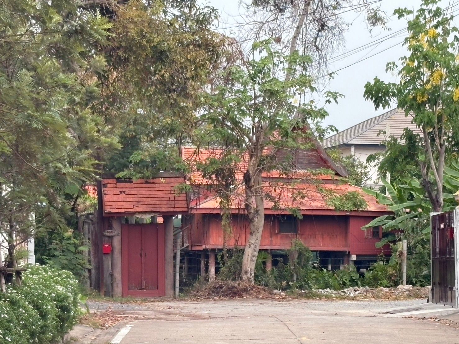 ขายบ้านนนทบุรี อำเภอบางกรวย ที่ดินพร้อมบ้านทรงไทย