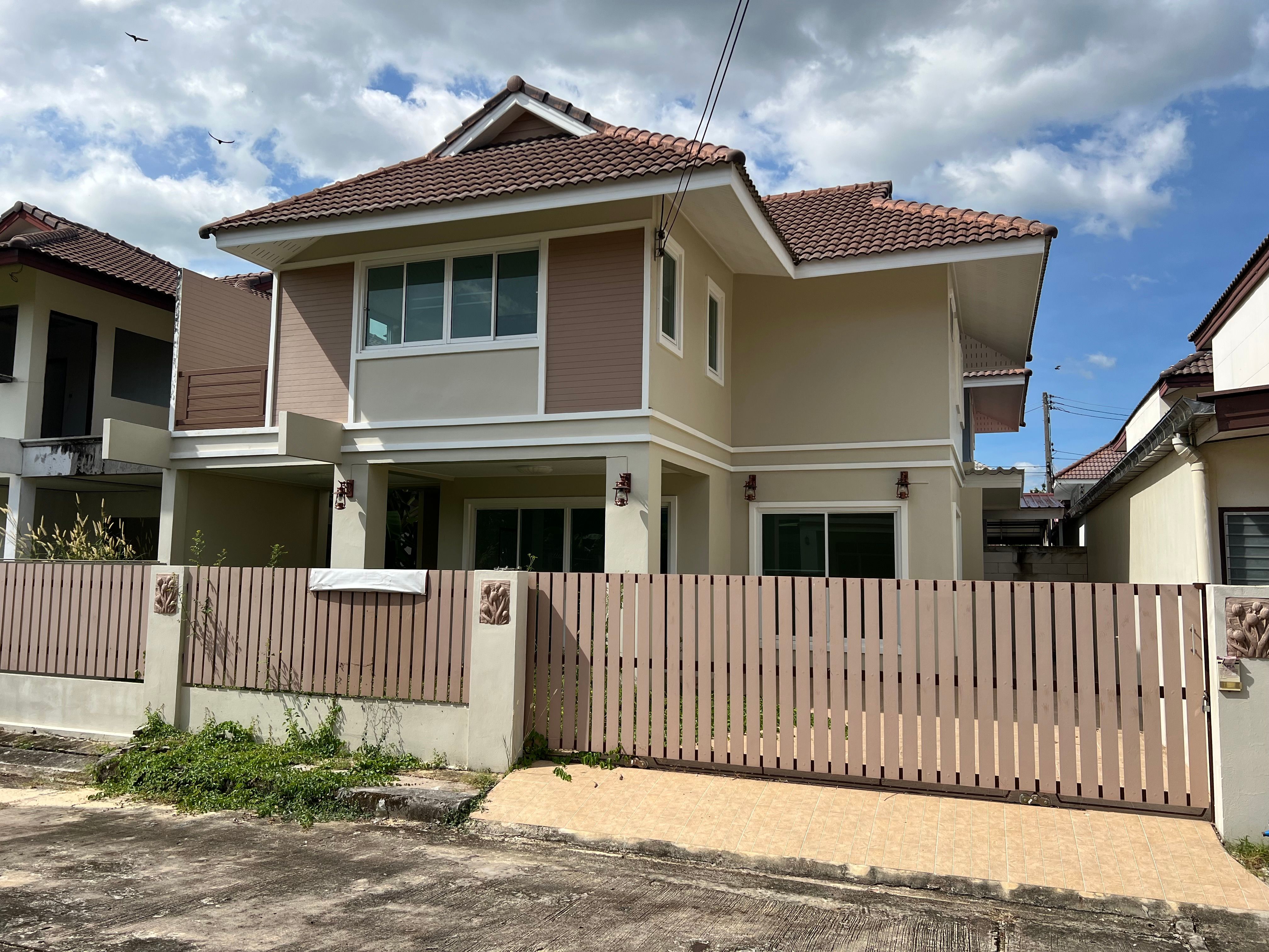 ขายบ้านเดี่ยวพร้อมอยู่ พร้อมที่ดิน ภายในหมู่บ้านนันทา อ.เมืองนครนายกทางเข้าเยื้องโรงเรียนนวมราชานุสรณ์